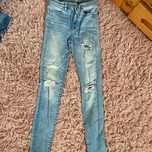 High rise destroyed light wash Jean